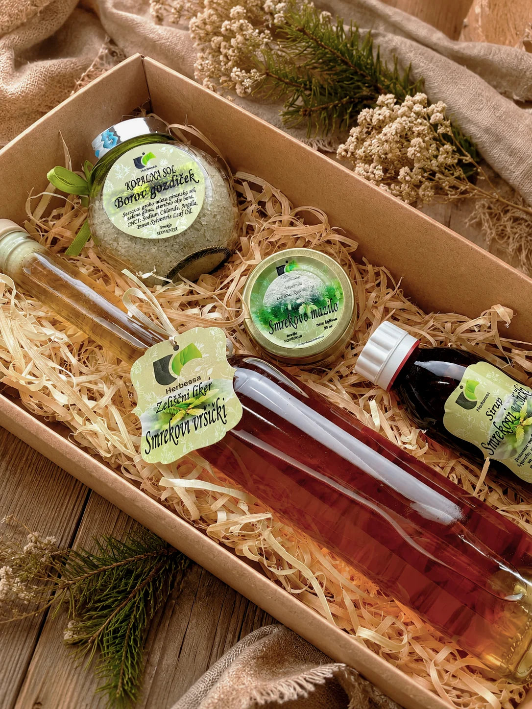 Darilni paket Gozdna pravljica združuje smrekov liker, smrekovo mazilo, sirup smrekovi vršički in kopalno sol Borov gozdiček v lični darilni embalaži. Primeren je kot bogatejše darilo za ljubitelje smreke, gozdnih vonjev in domačih zeliščnih izdelkov.