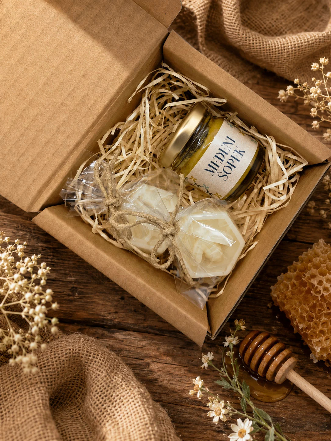 Mali paket Za medoljubce združuje dve mini medeni glicerinski mili Herbessa in mini kremni med Medeni šopek v lični embalaži. Primeren je kot manjša pozornost za ljubitelje medu, čebeljih izdelkov in nežne naravne nege.