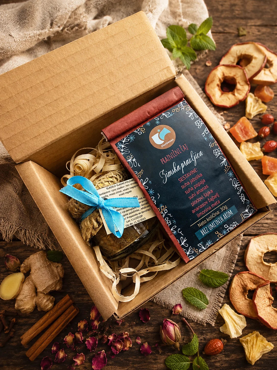 Darilni paket Mini zimska pravljica združuje čajno mešanico Zimska pravljica in mini sladilo Sladki poljubček v lični darilni embalaži. Primeren je kot manjša zimska pozornost za ljubitelje čajev, toplih začimbnih okusov in domačih izdelkov.