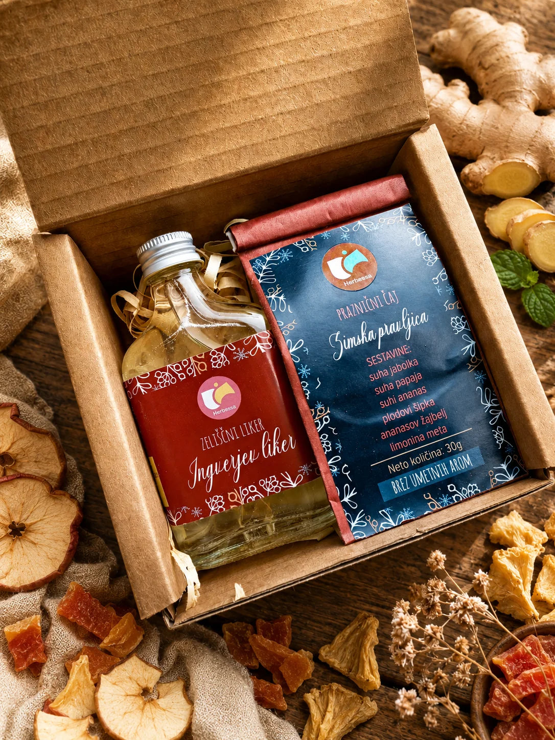 Darilni paket Mini zimsko kraljestvo združuje čajno mešanico Zimska pravljica in ingverjev liker v lični darilni embalaži. Primeren je kot manjša zimska pozornost za ljubitelje čajev, začimbnih okusov in domačih likerjev.