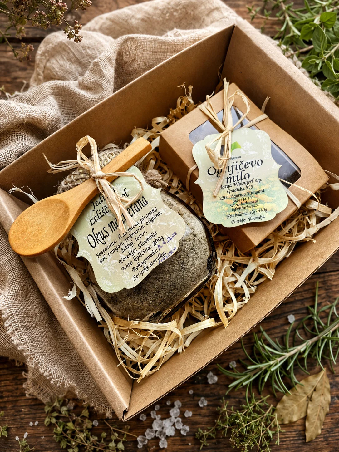 Darilni paket Okus mediterana združuje zeliščno jedilno sol okus mediterana in ognjičevo milo v lični darilni embalaži. Primeren je kot uporabno darilo za ljubitelje domače kuhinje, zelišč in naravne nege.