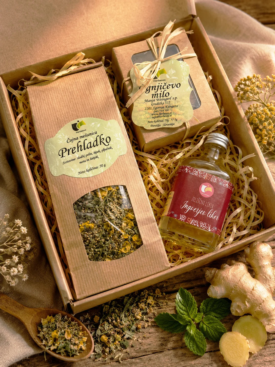 Darilni paket za zimske dni združuje čajno mešanico Prehladko, ingverjev liker in ognjičevo milo v lični darilni embalaži. Primeren je kot zimska pozornost za ljubitelje čajev, ingverja in domačih zeliščnih izdelkov.