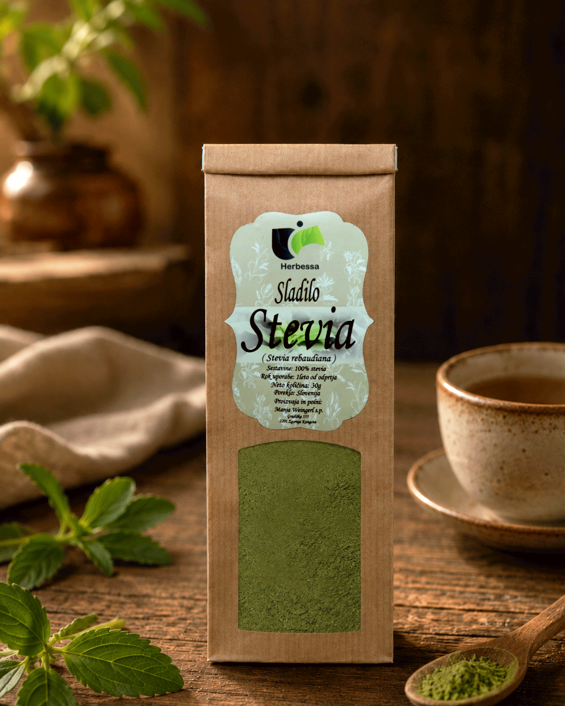 Lokalno pridelana in na tradicionalen način posušena stevia, zmleta v droben prah. S tem naravnim sladilom lahko sladkate razne jedi in napitke.