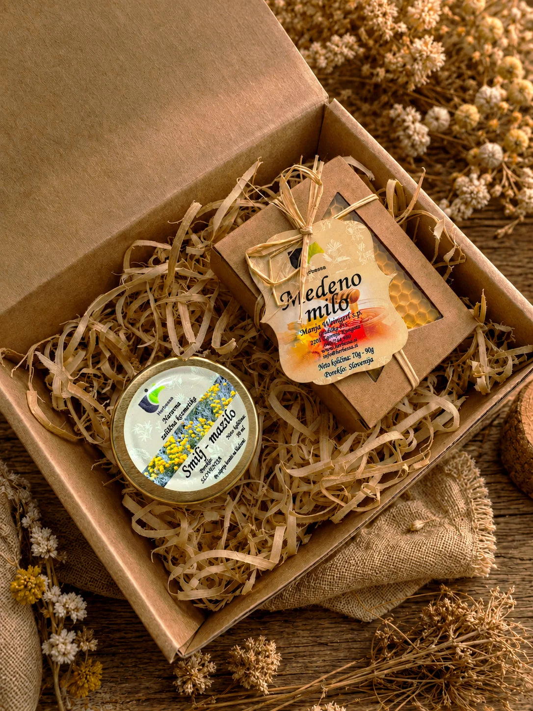Darilni paket Smilj in med združuje smiljevo mazilo in medeno milo v lični darilni embalaži. Primeren je kot preprosta pozornost za ljubitelje naravne nege, nežnih mil in uporabnih domačih izdelkov.