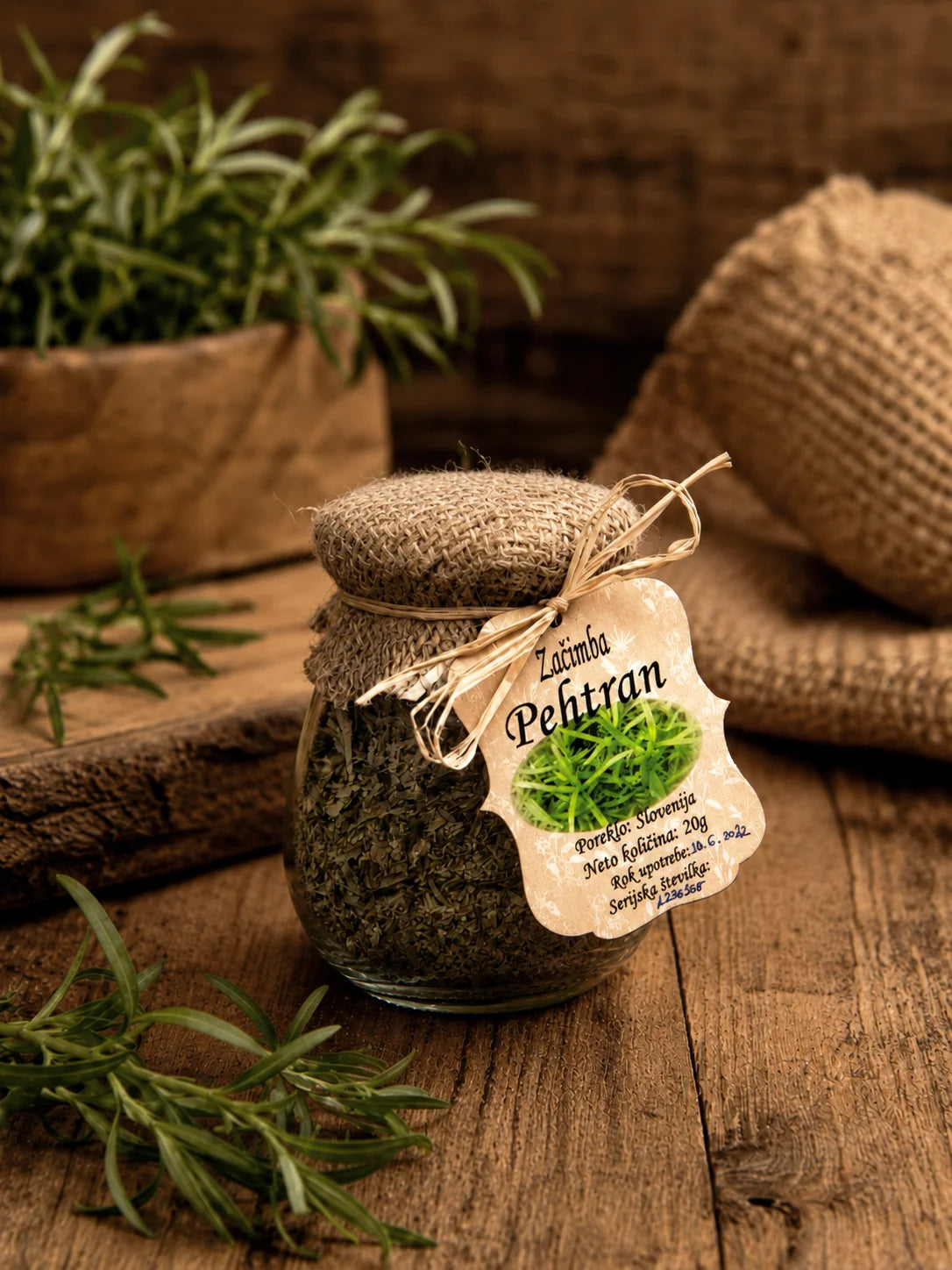 Pehtran je aromatična začimba z nežno sladkastim in rahlo pikantnim okusom. Odlično se poda omakam, perutnini, jajčnim jedem, solatam in tradicionalnim sladicam.