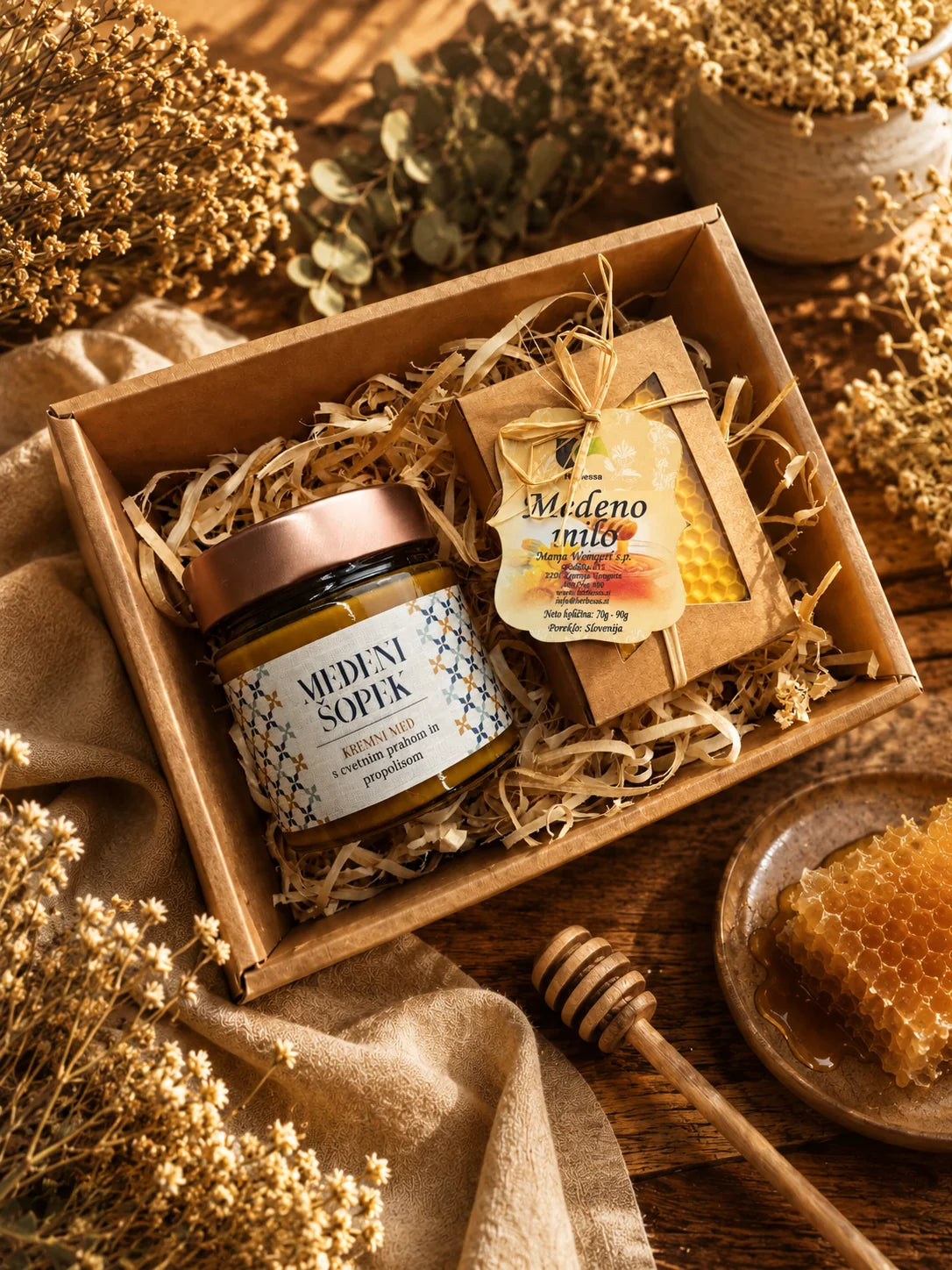 Darilni paket Za medoljubce združuje medeno milo Herbessa in kremni medeni šopek Mr.Bee v lični darilni embalaži. Primeren je kot preprosto darilo za ljubitelje medu, nežnih mil in domačih izdelkov.