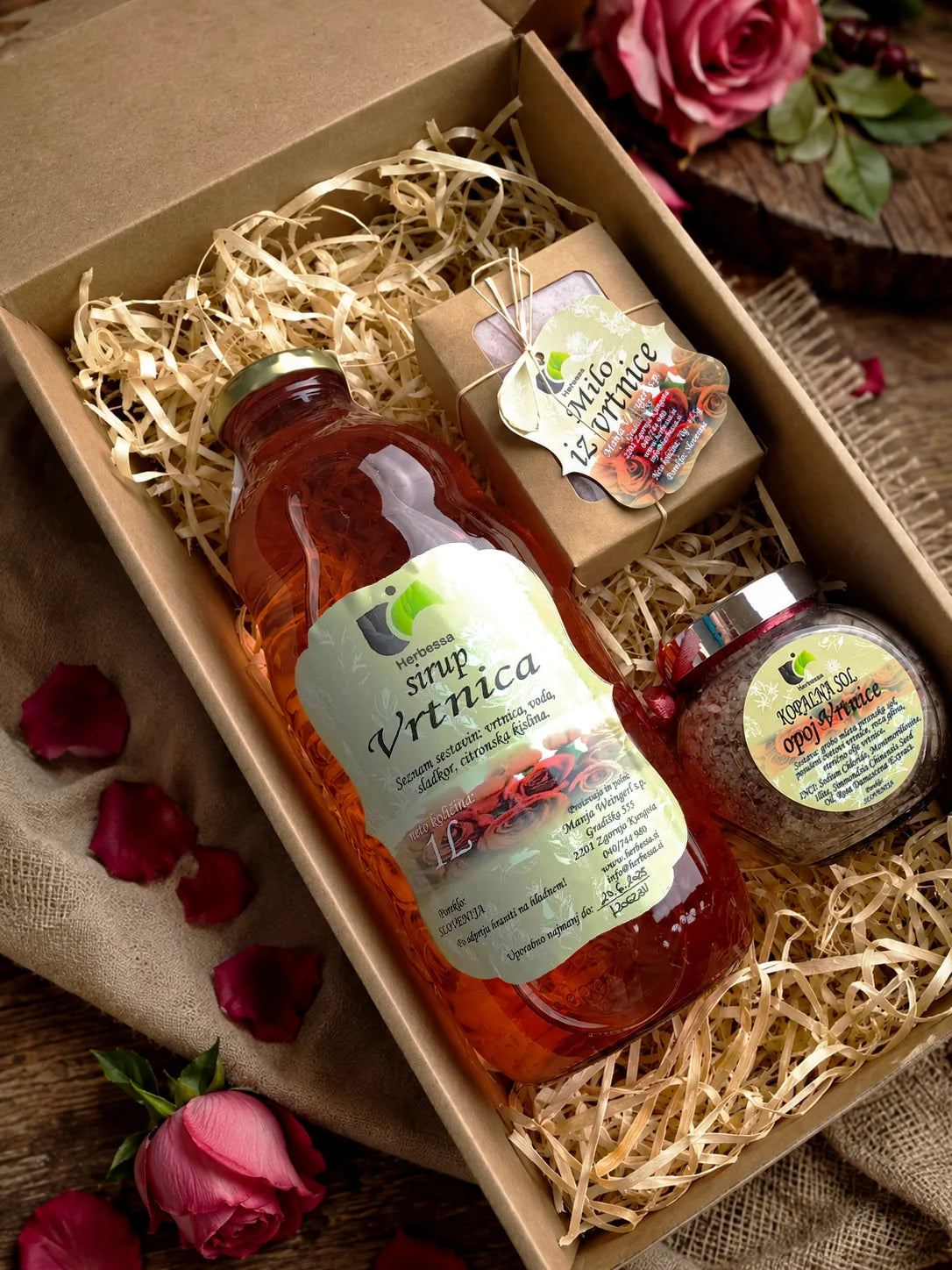 Darilni paket Žametna vrtnica združuje sirup vrtnica, kopalno sol vrtnica in milo vrtnica v lični darilni embalaži. Primeren je kot cvetlično darilo za ljubitelje vrtnice, nežnih okusov in naravne nege doma.