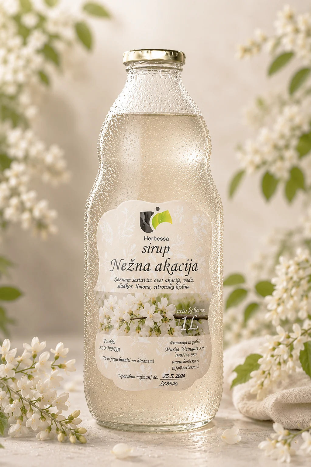 Le kdo ne pozna nežnega vonja in slastnega okusa akacije? Če prištejemo še vse pozitivne lastnosti te rastline, potem vemo, da je sirup prava bomba za naše telo, hkrati pa še izjemno osvežilen. Naj bo to poletje Nežna akacija tvoja izbira!