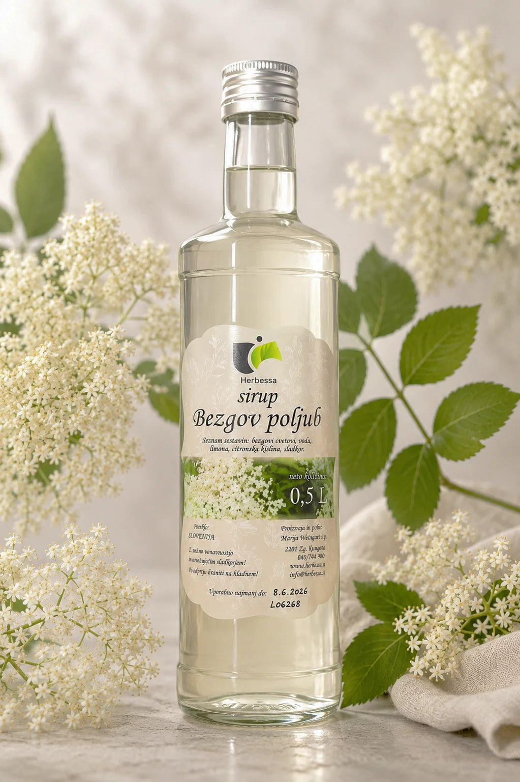 Bezgov poljub je cvetlični sirup iz bezgovih cvetov in limone, pripravljen brez dodatnih barvil in arom. Primeren je za mešanje z vodo, limonado ali kot osvežilen dodatek poletnim napitkom.