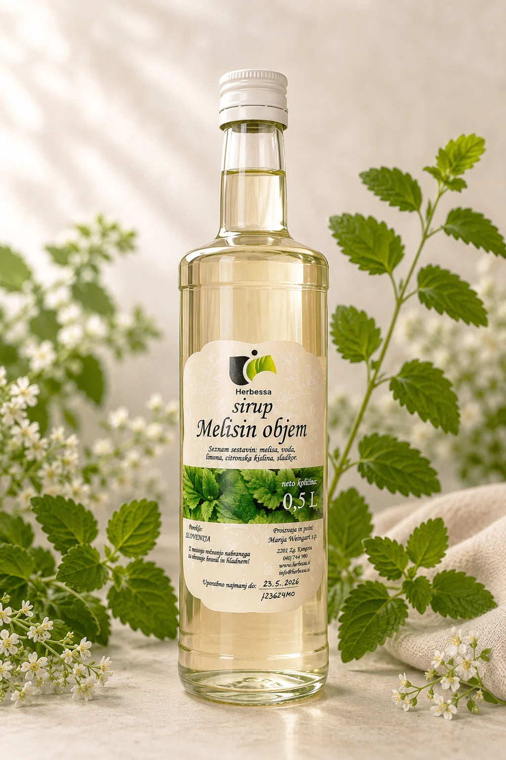 Sirup melisin objem je zeliščni sirup iz melise in limone, pripravljen brez dodatnih barvil in arom. Primeren je za mešanje z vodo, limonado ali kot osvežilen dodatek poletnim napitkom.