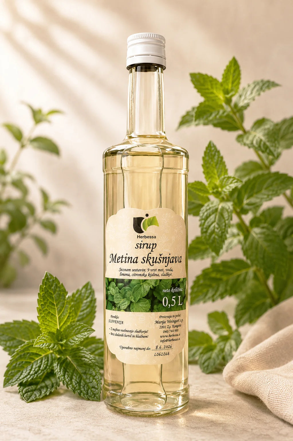 Metina skušnjava je zeliščni sirup z devetimi vrstami mete in limono, pripravljen brez dodatnih barvil in arom. Primeren je za mešanje z vodo, limonado ali kot osvežilen dodatek poletnim napitkom.