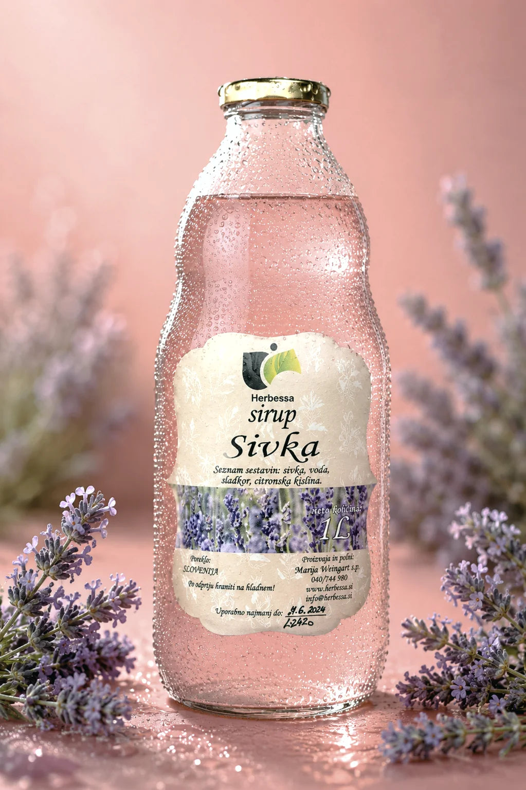 Sprostitev, spomin na morje in vonj sivke! Vse to vam pričara naš sivkin sirup. Primeren za vse ljubitelje poletja. Naj bo to tvoj okus poletja! Lokalni proizvod. Brez dodanih barvil in arom.