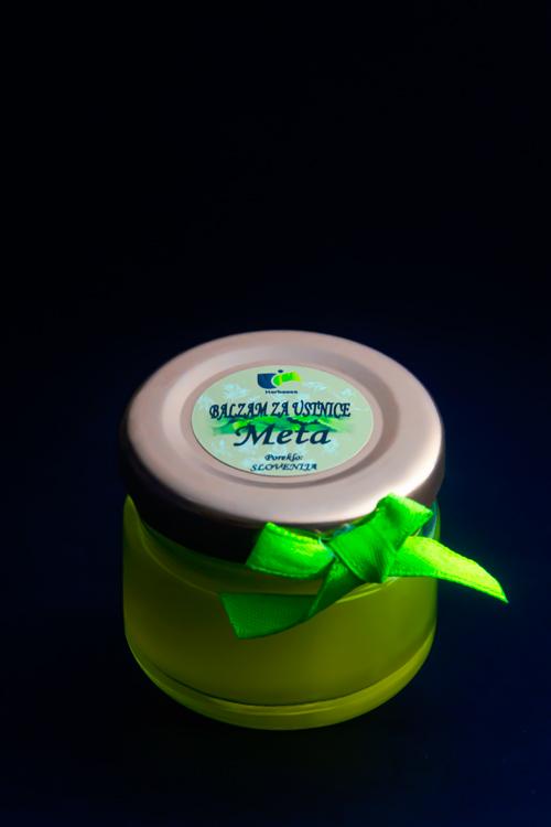 Predstavljaj si osvežujoč pridih mete na tvojih ustnicah. Takšen občutek ti podari naš balzam, ki se enostavno vpije, neguje vaše ustnice čez celo leto in jih naredi svilnato lepe.