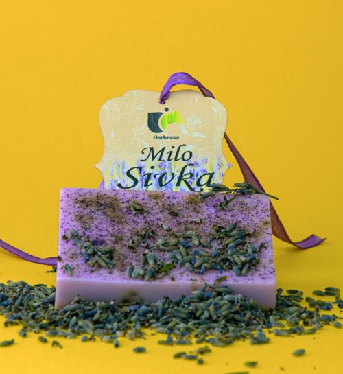 Posip sivkinih cvetov kot naravni piling tvoje kože... To je milo iz sivke, h kateremu smo dodali čudovito eterično olje sivke ter ga lepo obarvali z vijolično glino. Milo je BREZ PARABENOV - BREZ DETERGENTOV IN SLS-JEV - BREZ SINTETIČNIH DIŠAV - BREZ SILIKONOV IN PARAFINOV. Izdelek je narejen ročno.