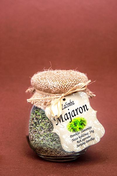 Majaron uporabljamo predvsem v kulinariki. Kot začimba se tako obnese v juhah, prikuhah in mesnih jedeh. Ni pa le začimba, ampak ima majaron tudi zdravilne lastnosti in je tako nepogrešljiv del domače zeliščne lekarne.